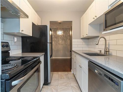 221-1870 Mckenzie Ave, Saanich, BC - Indoor Photo Showing Kitchen With Upgraded Kitchen