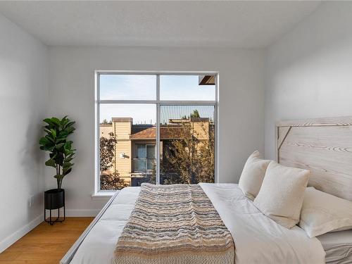 401-2511 Quadra St, Victoria, BC - Indoor Photo Showing Bedroom