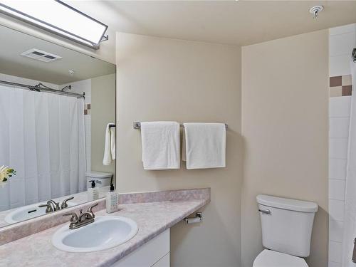 401-2511 Quadra St, Victoria, BC - Indoor Photo Showing Bathroom