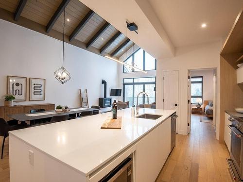 Kitchen - 202-2000 Allée Du Val-De-Bagnes, Mont-Tremblant, QC - Indoor Photo Showing Kitchen With Upgraded Kitchen