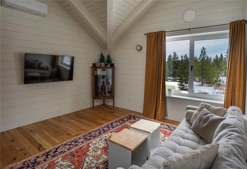 8025 Princeton-Summerland Road, Summerland, BC - Indoor Photo Showing Living Room