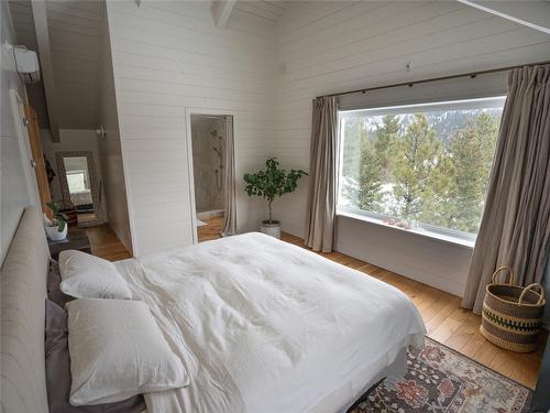 8025 Princeton-Summerland Road, Summerland, BC - Indoor Photo Showing Bedroom