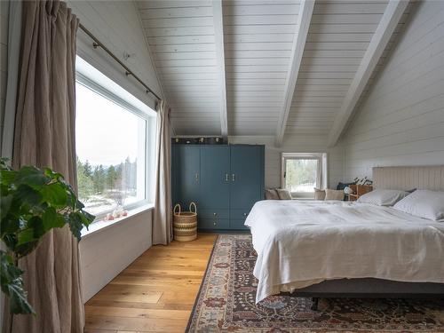 8025 Princeton-Summerland Road, Summerland, BC - Indoor Photo Showing Bedroom