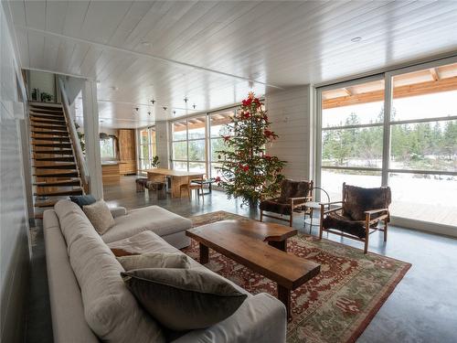 8025 Princeton-Summerland Road, Summerland, BC - Indoor Photo Showing Living Room