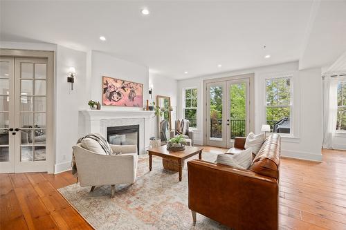 110-515 Wren Place, Kelowna, BC - Indoor Photo Showing Living Room With Fireplace