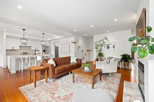 110-515 Wren Place, Kelowna, BC - Indoor Photo Showing Living Room