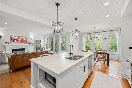 110-515 Wren Place, Kelowna, BC - Indoor Photo Showing Kitchen With Fireplace With Double Sink