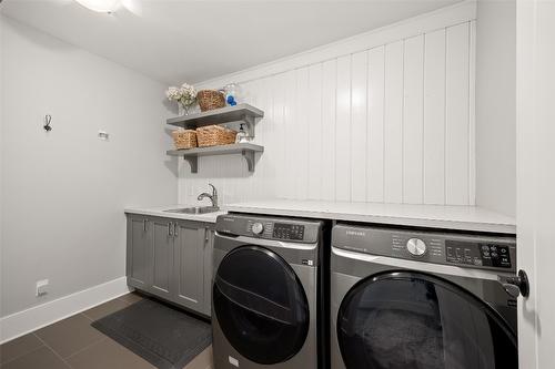 110-515 Wren Place, Kelowna, BC - Indoor Photo Showing Laundry Room