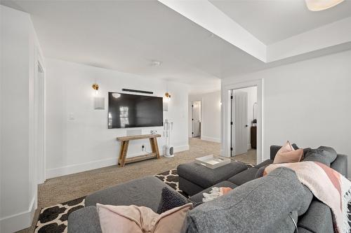 110-515 Wren Place, Kelowna, BC - Indoor Photo Showing Living Room