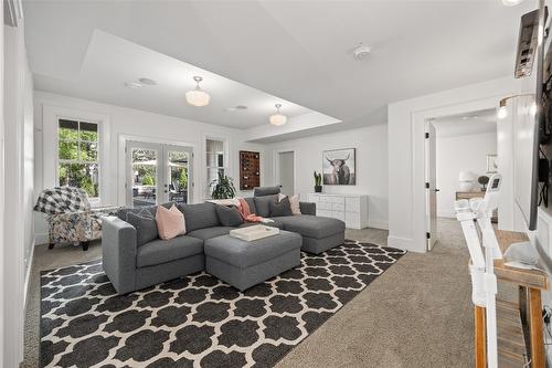 110-515 Wren Place, Kelowna, BC - Indoor Photo Showing Living Room