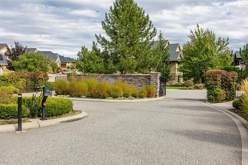 110-515 Wren Place, Kelowna, BC - Outdoor With View