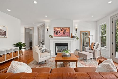 110-515 Wren Place, Kelowna, BC - Indoor Photo Showing Living Room With Fireplace