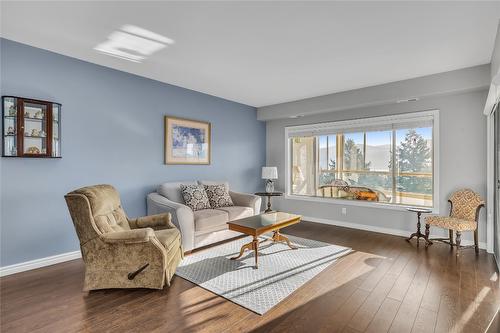 301-3767 Brown Road, West Kelowna, BC - Indoor Photo Showing Living Room