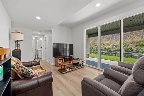 1901 Northern Flicker Court, Kelowna, BC - Indoor Photo Showing Living Room