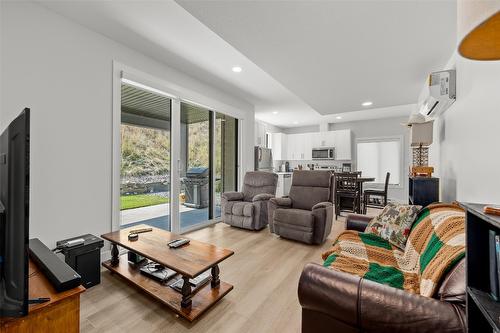 1901 Northern Flicker Court, Kelowna, BC - Indoor Photo Showing Living Room