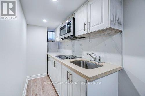 296 Lara Woods, Mississauga, ON - Indoor Photo Showing Kitchen