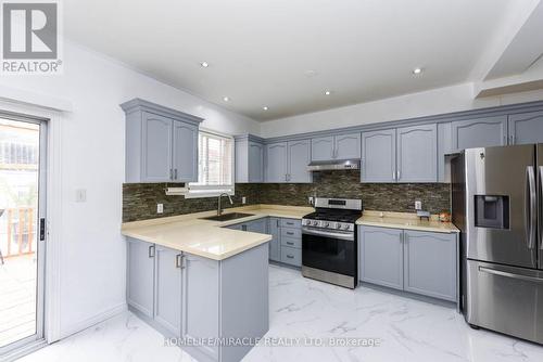 82 Via Romano Way, Brampton, ON - Indoor Photo Showing Kitchen