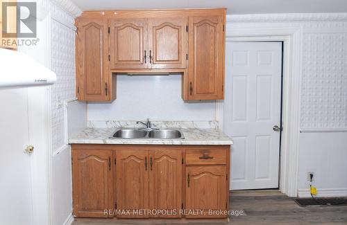 525 King Street, Welland, ON - Indoor Photo Showing Kitchen With Double Sink