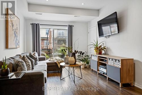 5060 Serena Drive, Lincoln, ON - Indoor Photo Showing Living Room