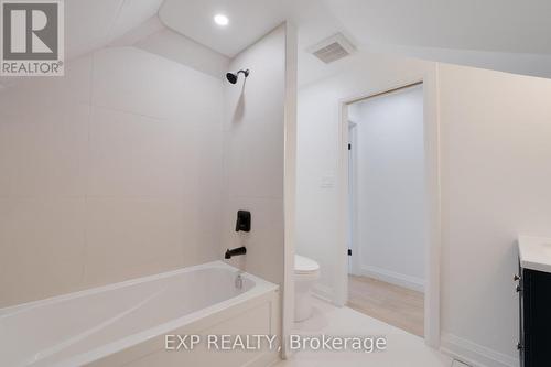 #Upper - 221 Federal Street, Hamilton, ON - Indoor Photo Showing Bathroom