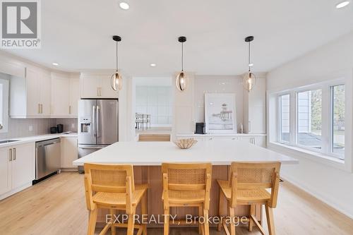 #Upper - 221 Federal Street, Hamilton, ON - Indoor Photo Showing Kitchen With Upgraded Kitchen