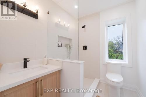 #Upper - 221 Federal Street, Hamilton, ON - Indoor Photo Showing Bathroom