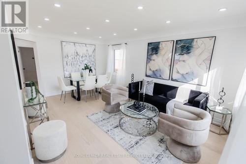 46 Upper Walker Avenue, Hamilton, ON - Indoor Photo Showing Living Room