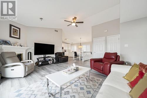 14 Stardust Drive N, Thames Centre, ON - Indoor Photo Showing Living Room