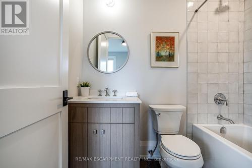 11 Church Street, Hamilton, ON - Indoor Photo Showing Bathroom