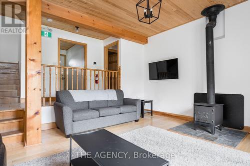 159 Settlers Way, Blue Mountains, ON - Indoor Photo Showing Living Room