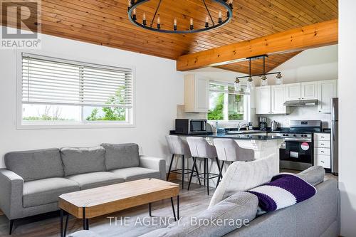 159 Settlers Way, Blue Mountains, ON - Indoor Photo Showing Living Room