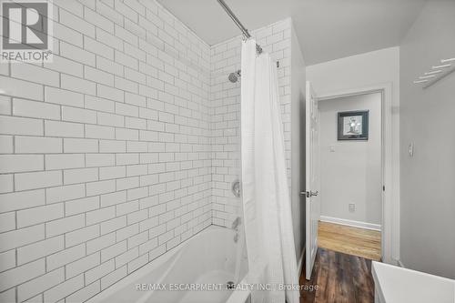 375 Clarendon Drive, Hamilton, ON - Indoor Photo Showing Bathroom