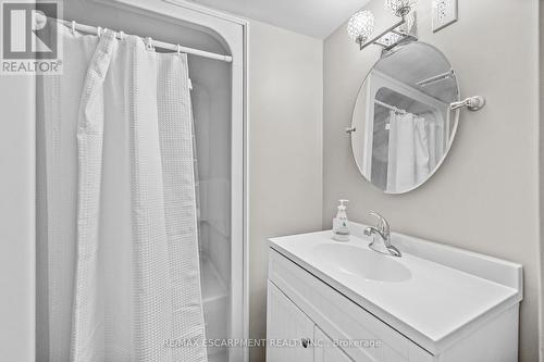 375 Clarendon Drive, Hamilton, ON - Indoor Photo Showing Bathroom