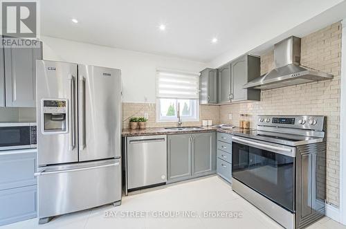 15 Inverhuron Trail, Oakville, ON - Indoor Photo Showing Kitchen With Double Sink