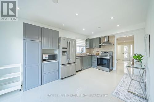 15 Inverhuron Trail, Oakville, ON - Indoor Photo Showing Kitchen