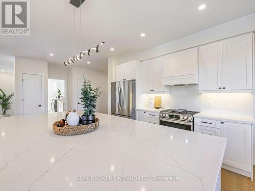 5538 Eaton Avenue, Burlington, ON - Indoor Photo Showing Kitchen With Upgraded Kitchen