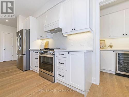 5538 Eaton Avenue, Burlington, ON - Indoor Photo Showing Kitchen With Upgraded Kitchen