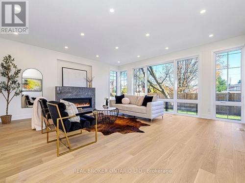 5538 Eaton Avenue, Burlington, ON - Indoor Photo Showing Living Room With Fireplace