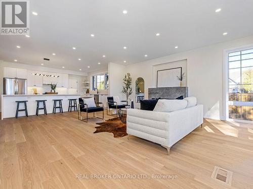 5538 Eaton Avenue, Burlington, ON - Indoor Photo Showing Living Room