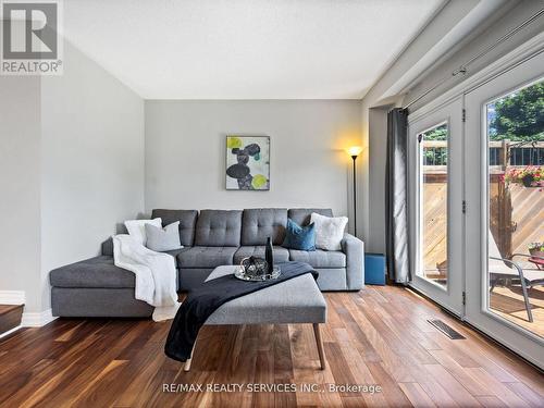 15 Garden Avenue, Brampton, ON - Indoor Photo Showing Living Room