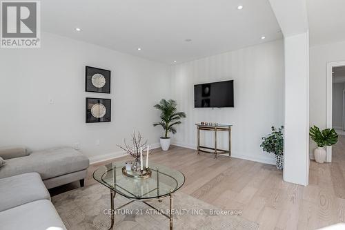 53 Salt Creek Avenue, Richmond Hill, ON - Indoor Photo Showing Living Room