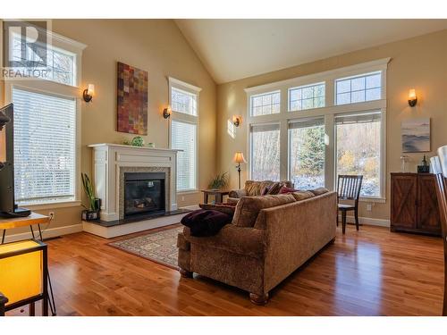 539 Blake Court, Warfield, BC - Indoor Photo Showing Living Room With Fireplace