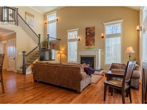 539 Blake Court, Warfield, BC - Indoor Photo Showing Living Room With Fireplace