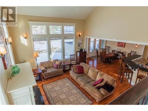 539 Blake Court, Warfield, BC - Indoor Photo Showing Living Room