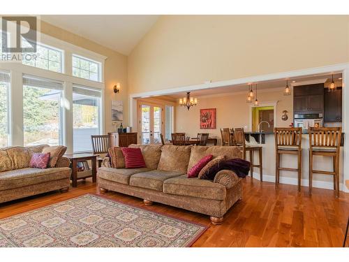 539 Blake Court, Warfield, BC - Indoor Photo Showing Living Room