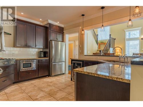 539 Blake Court, Warfield, BC - Indoor Photo Showing Kitchen With Upgraded Kitchen