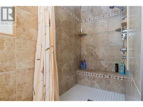 539 Blake Court, Warfield, BC - Indoor Photo Showing Bathroom