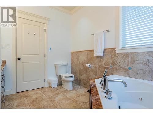 539 Blake Court, Warfield, BC - Indoor Photo Showing Bathroom