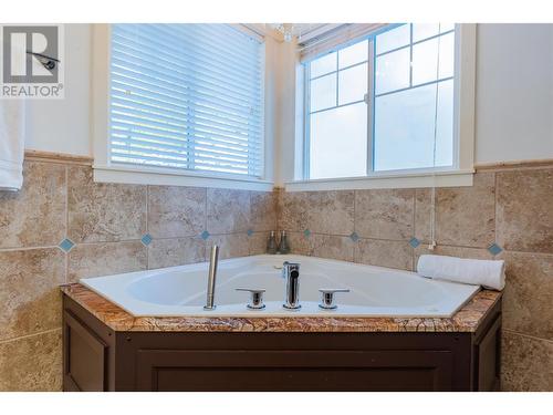 539 Blake Court, Warfield, BC - Indoor Photo Showing Bathroom