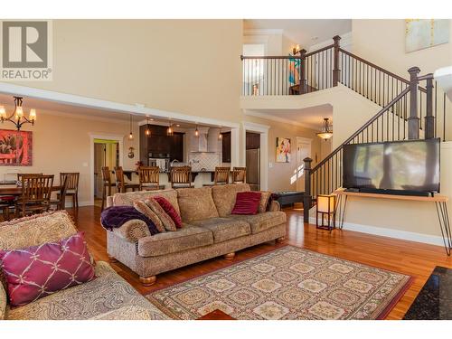 539 Blake Court, Warfield, BC - Indoor Photo Showing Living Room